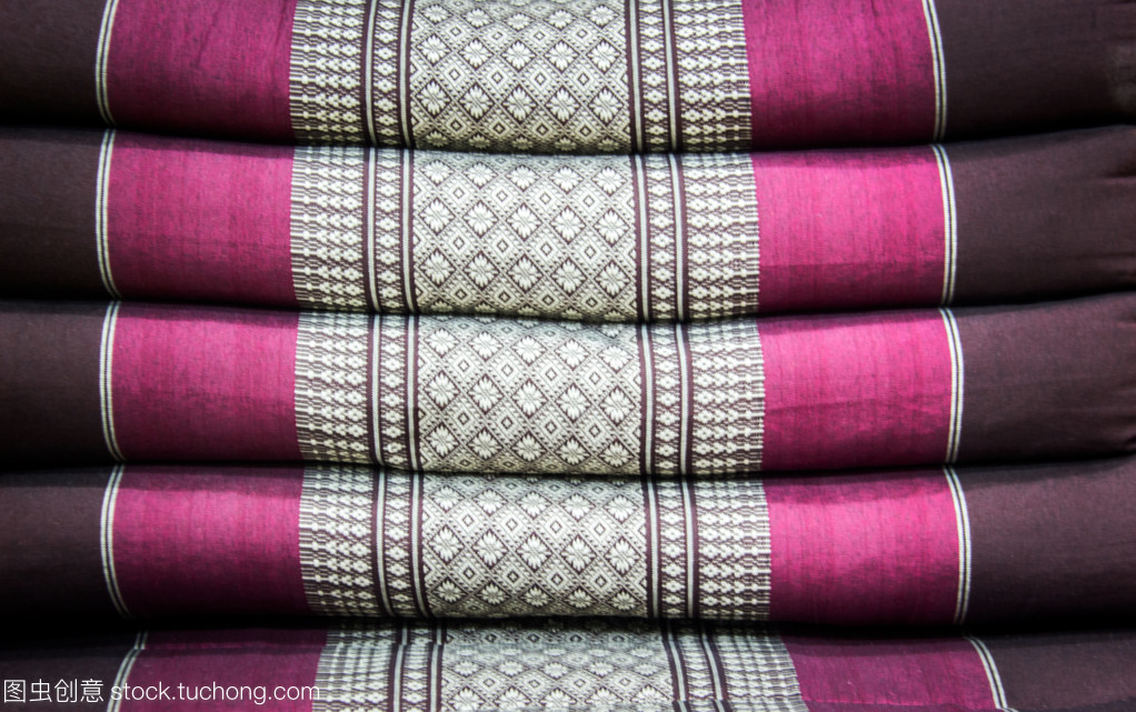 经纬间的文明密码 民族装饰纺织品几何图案模式探析